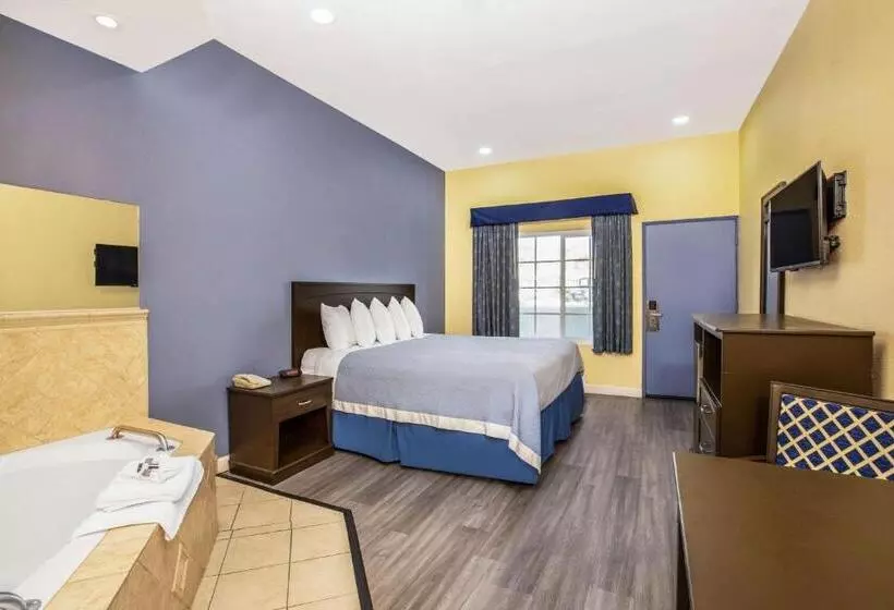 سوییت لوکس, Days Inn By Wyndham Banning Casino/outlet Mall