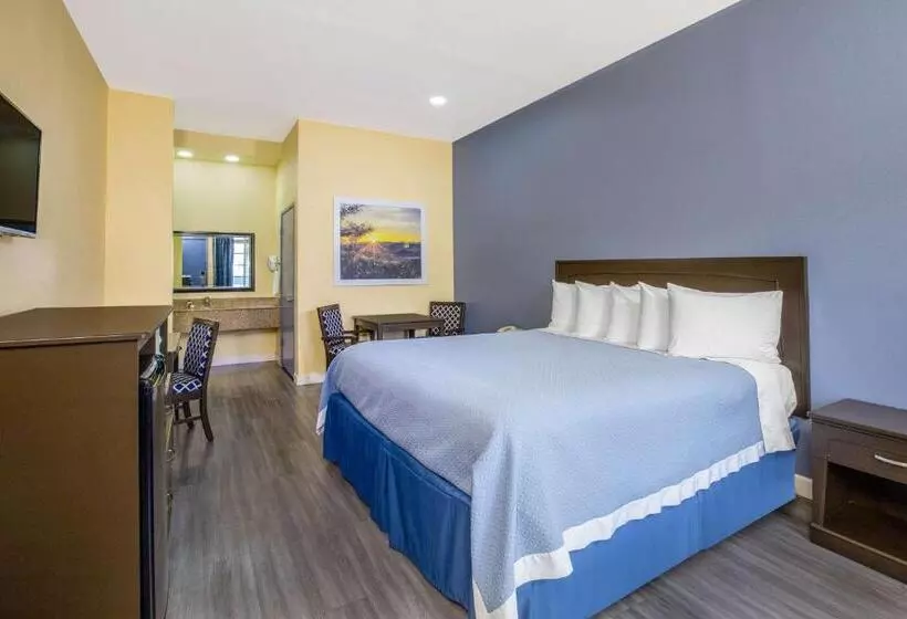 اتاق استاندارد با تخت بزرگ برای معلولان, Days Inn By Wyndham Banning Casino/outlet Mall