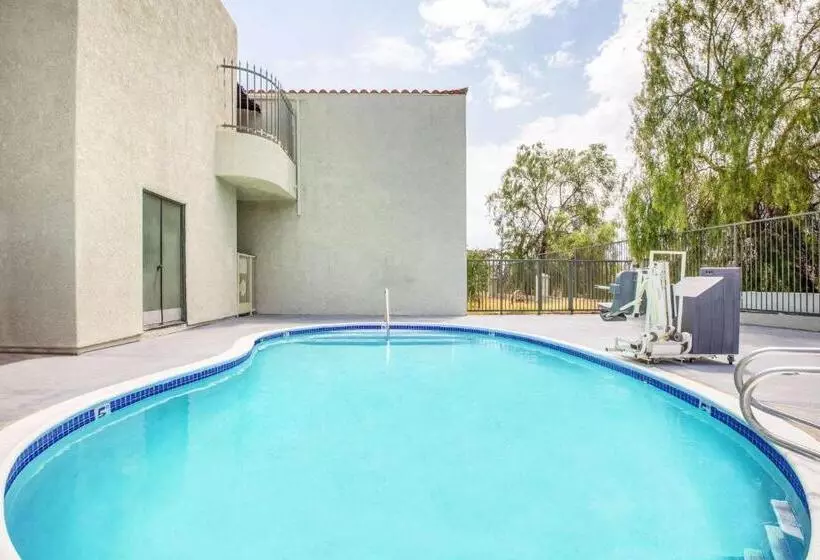 اتاق استاندارد با تخت بزرگ برای معلولان, Days Inn By Wyndham Banning Casino/outlet Mall