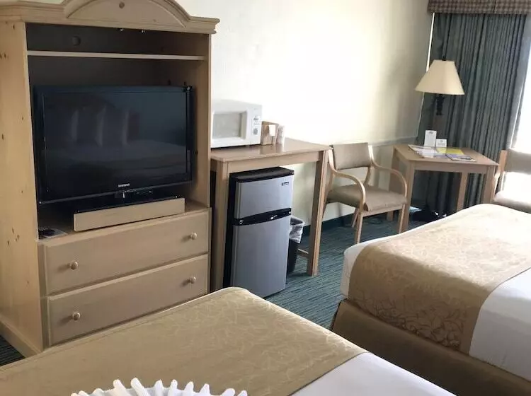 ２ダブルベッドのスタンダードルーム, Days Inn By Wyndham Daytona Oceanfront