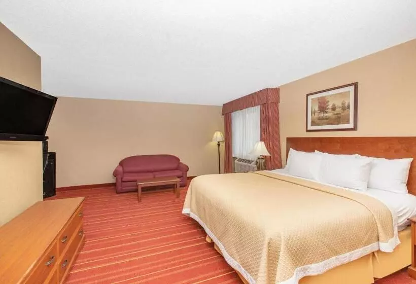 Deluxe Suite King Bed, Days Inn By Wyndham Salina I70