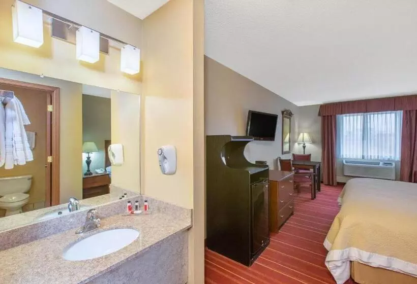 Deluxe Suite King Bed, Days Inn By Wyndham Salina I70