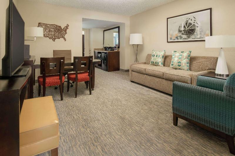 带大床的套房, Embassy Suites By Hilton Seattle Tacoma International Airport