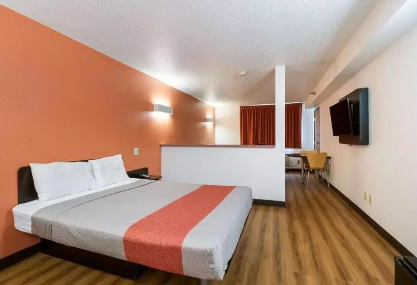 キングサイズベッドのスタンダードルーム, Motel 6 Davenport, Ia