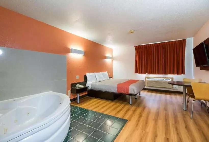 キングサイズベッドのスイートルーム, Motel 6 Davenport, Ia