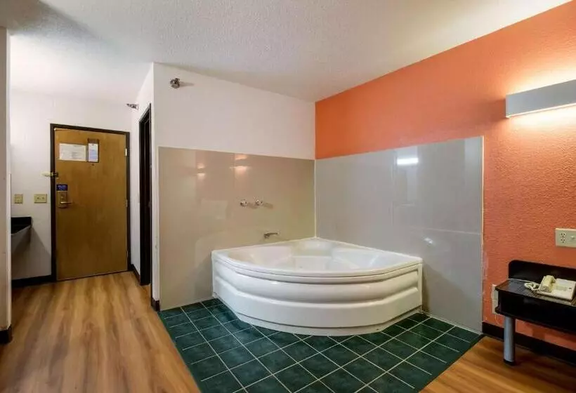 キングサイズベッドのスイートルーム, Motel 6 Davenport, Ia