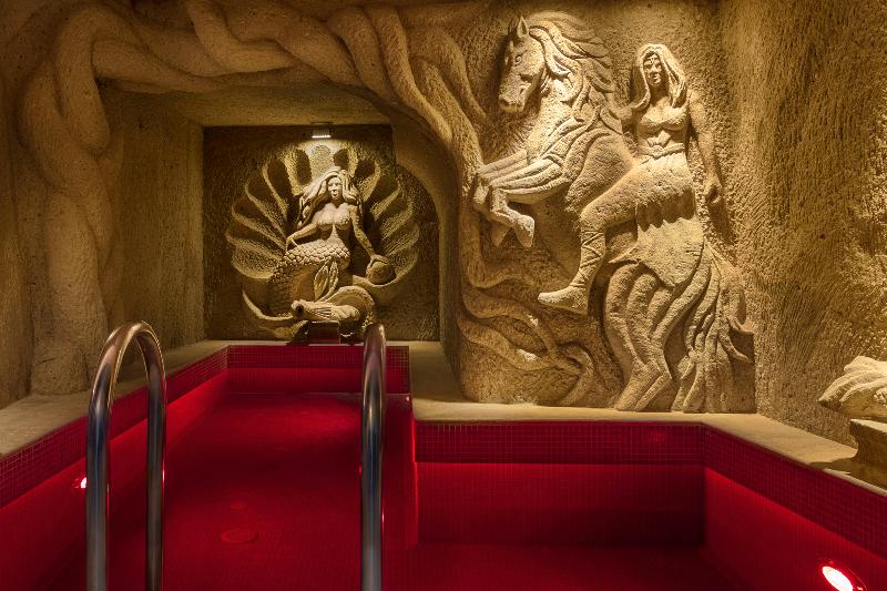 اتاق لوکس, Africana