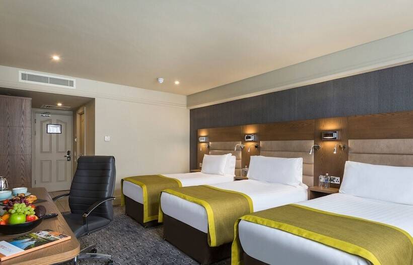 스탠다드 트리플 룸, Bonnington Hotel & Leisure Centre