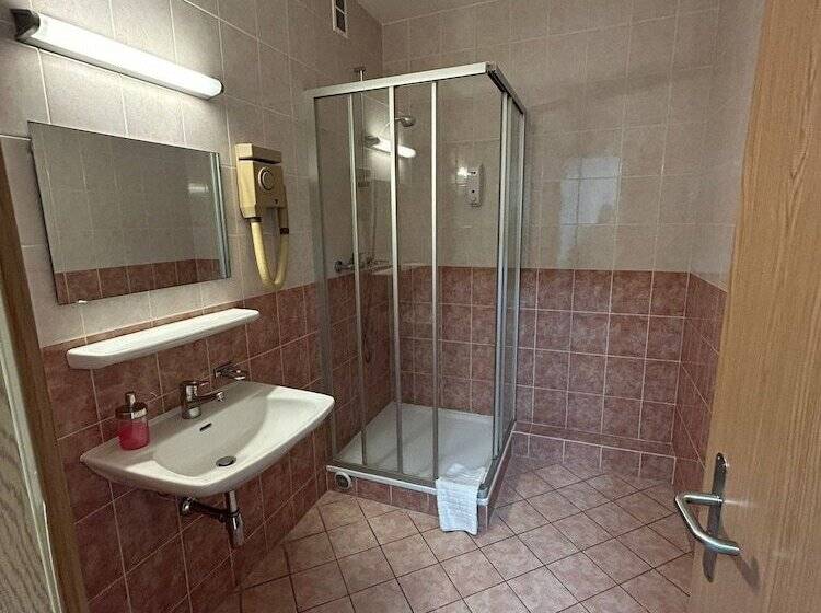 اتاق اکونومی با حمام مشترک, Primadom Apart