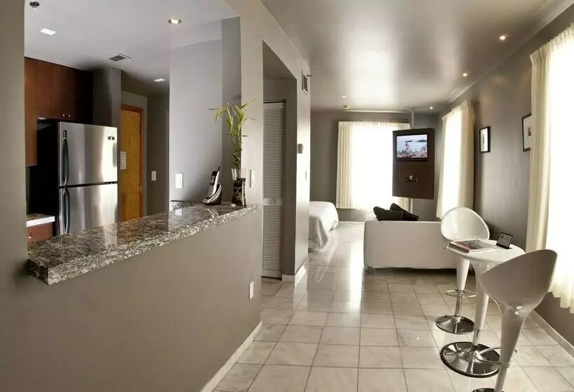 スイート, Nassau Suite South Beach, An All Suite