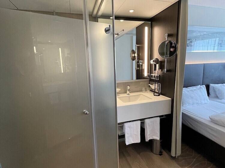 Standard Room, Park Inn By Radisson Berlin Alexanderplatz