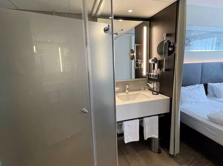 Standard Room, Park Inn By Radisson Berlin Alexanderplatz