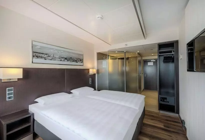Standard Room, Park Inn By Radisson Berlin Alexanderplatz