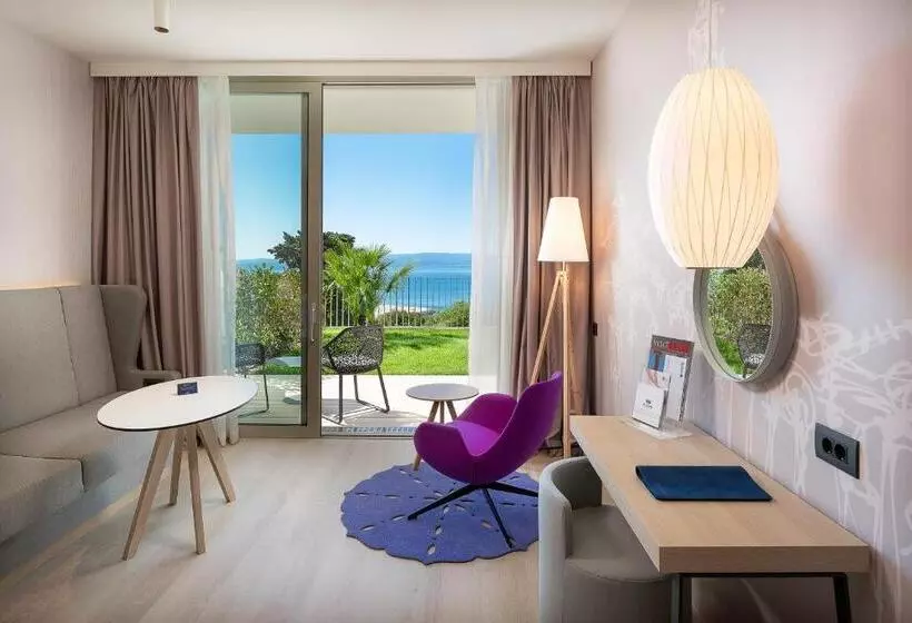 オーシャンビューのプレミアムルーム。, Radisson Blu Resort & Spa