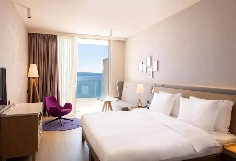 オーシャンビューのプレミアムルーム。, Radisson Blu Resort & Spa
