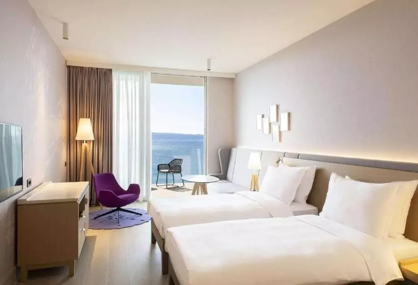 オーシャンビューのプレミアムルーム。, Radisson Blu Resort & Spa