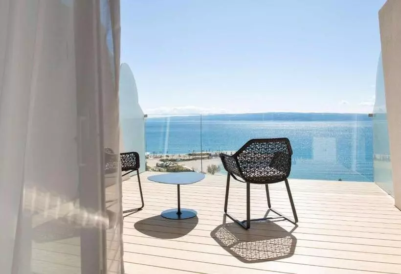 オーシャンビューのプレミアムルーム。, Radisson Blu Resort & Spa