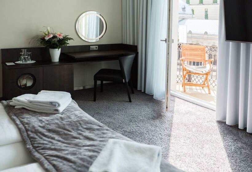 컴포트 룸, Sonata