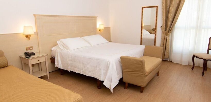 غرفة كلاسيكية ثلاثية, Universal Terme