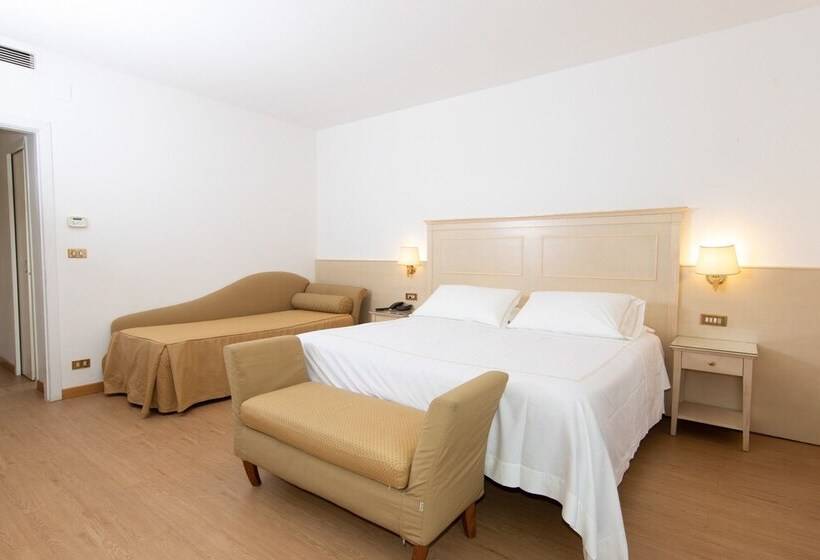 غرفة كلاسيكية ثلاثية, Universal Terme