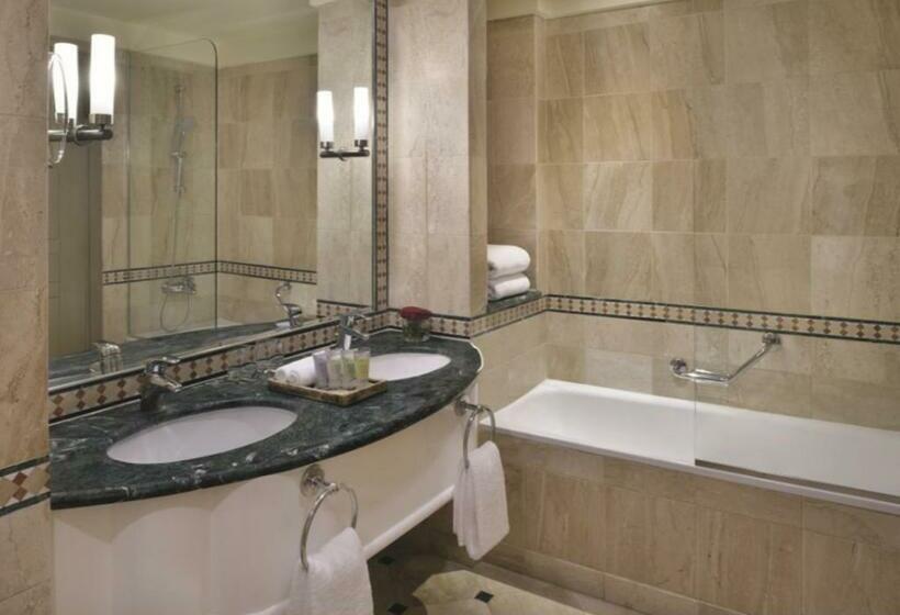 キングサイズベッドのスイートルーム, Mövenpick Resort & Spa Dead Sea