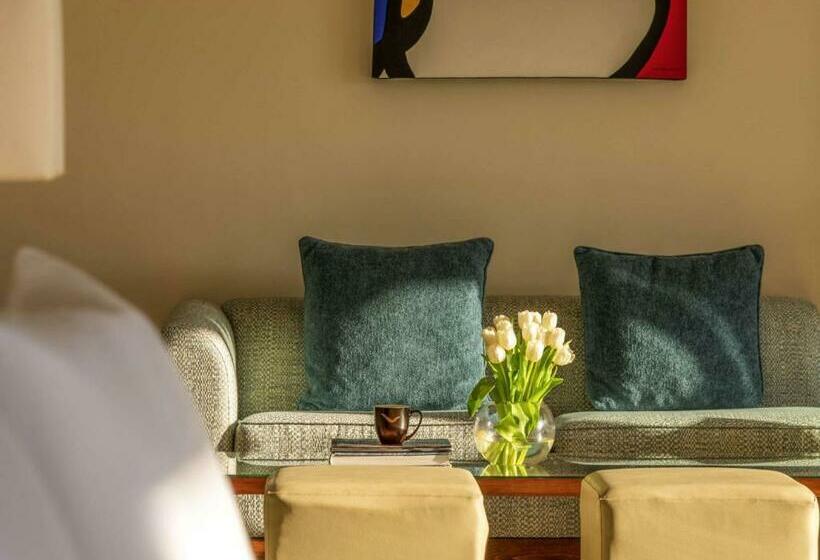 キングサイズベッドのスイートルーム, Mövenpick Resort & Spa Dead Sea