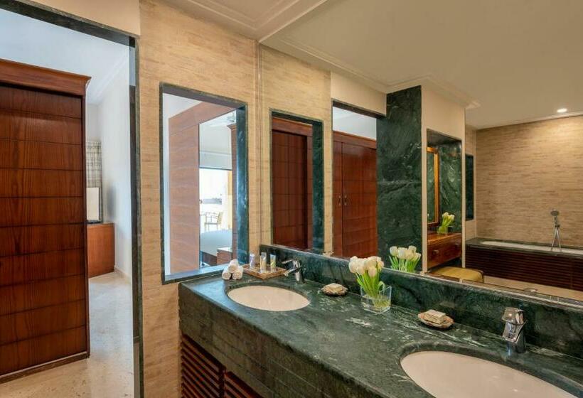 キングサイズベッドのスイートルーム, Mövenpick Resort & Spa Dead Sea