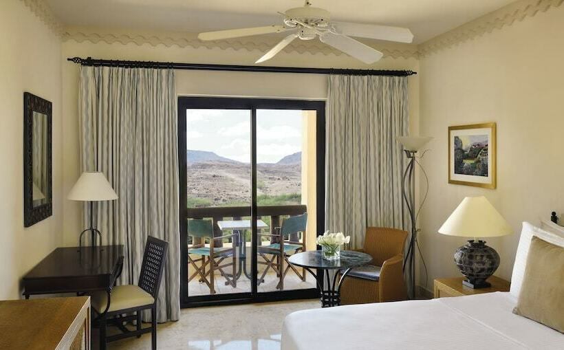 オーシャンビューのダブルベッドクラシックルーム, Mövenpick Resort & Spa Dead Sea