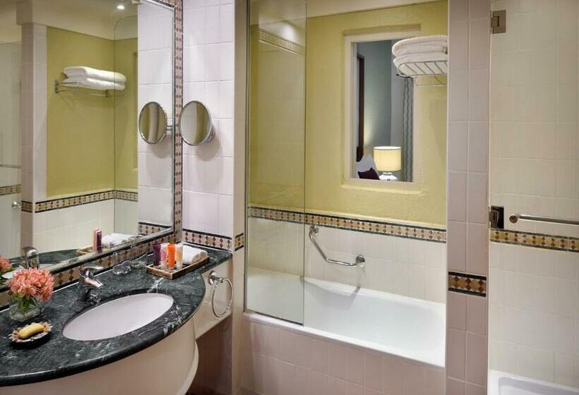 プールビューのプレミアムルーム, Mövenpick Resort & Spa Dead Sea