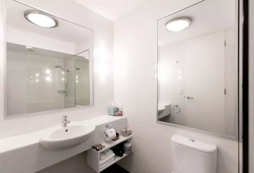 スーペリアスタジオ, St Ives Apartments
