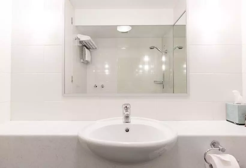 スーペリアスタジオ, St Ives Apartments
