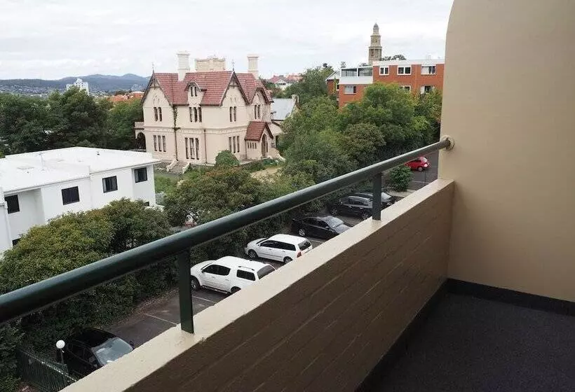 スーペリアスタジオ, St Ives Apartments