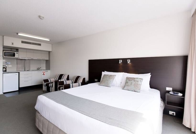 סטודיו סופריור, St Ives Apartments