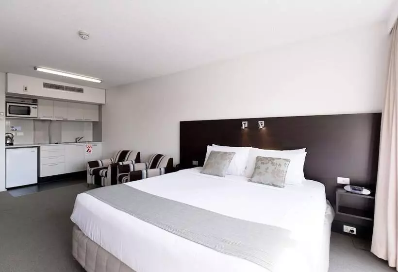 スーペリアスタジオ, St Ives Apartments