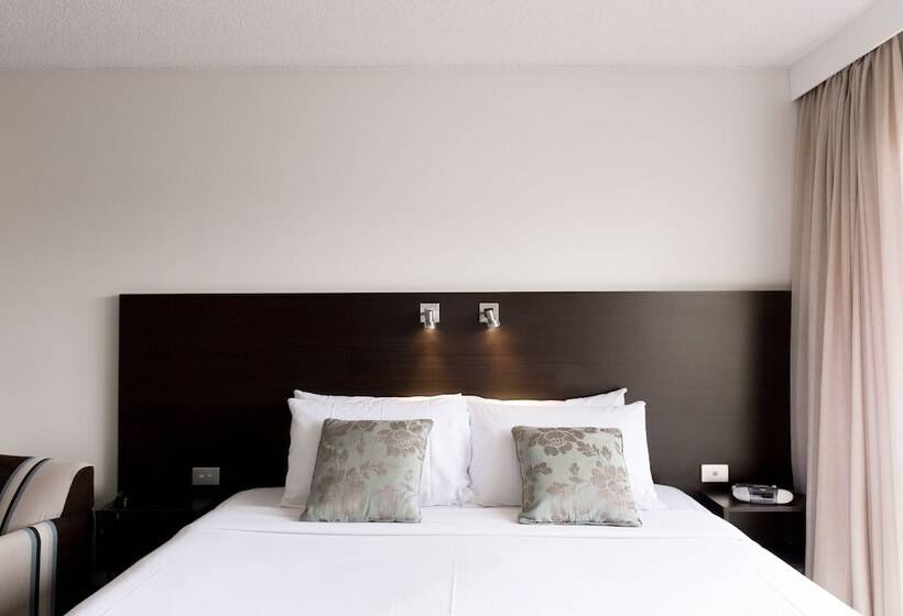 סטודיו סופריור, St Ives Apartments