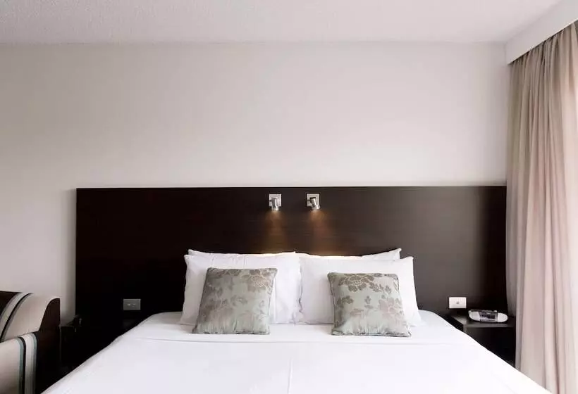 スーペリアスタジオ, St Ives Apartments