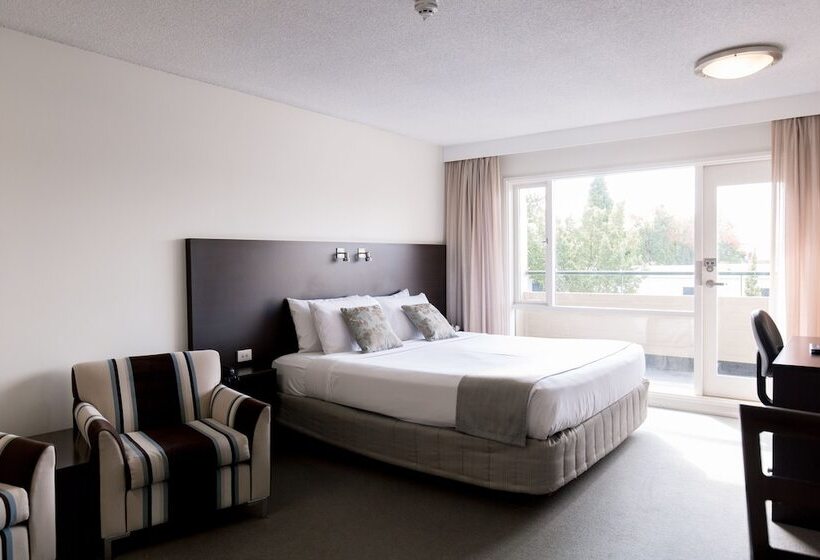 סטודיו סופריור, St Ives Apartments