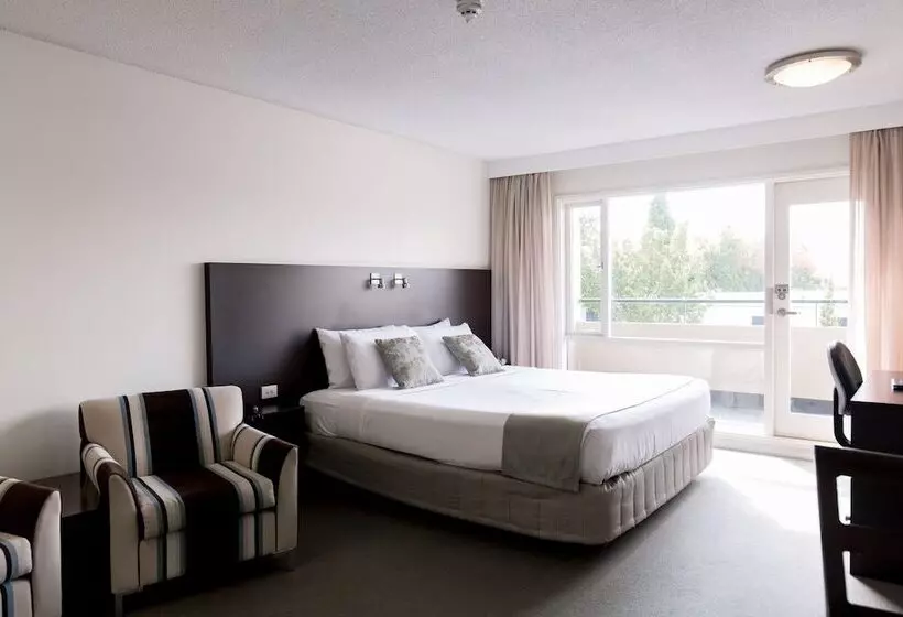 スーペリアスタジオ, St Ives Apartments