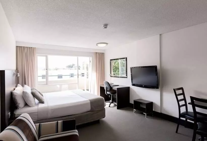 スーペリアスタジオ, St Ives Apartments