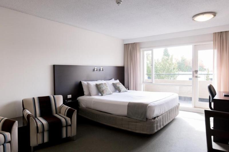 סטודיו סופריור, St Ives Apartments