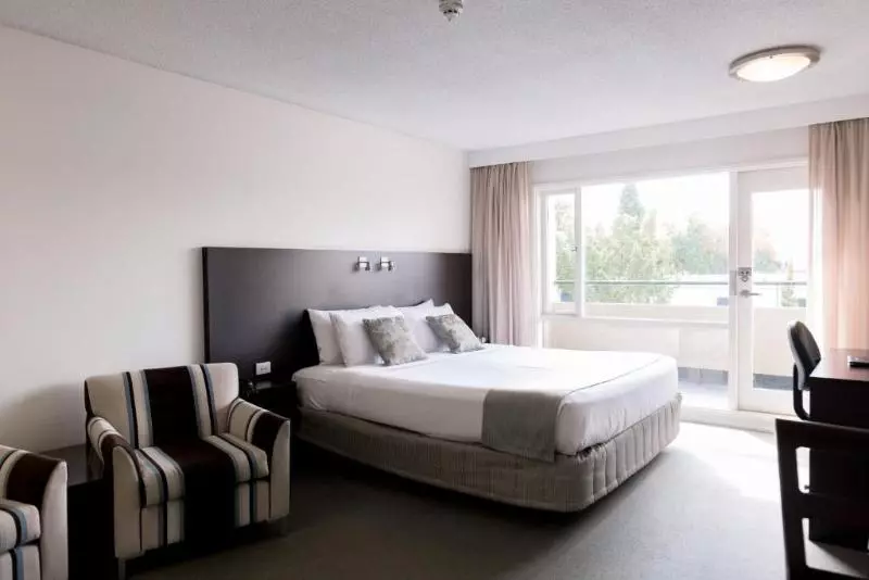 スーペリアスタジオ, St Ives Apartments