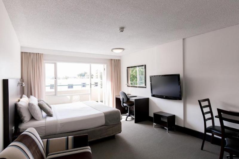 סטודיו סופריור, St Ives Apartments