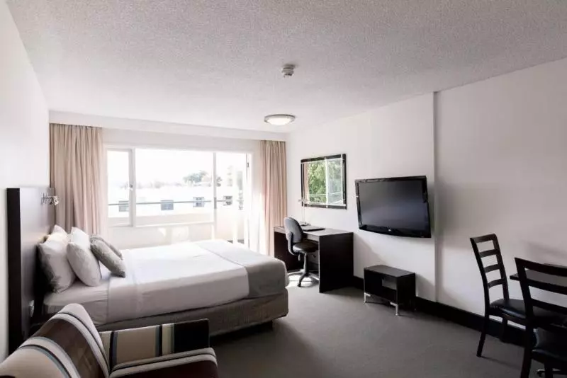 スーペリアスタジオ, St Ives Apartments