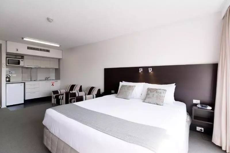 スーペリアスタジオ, St Ives Apartments