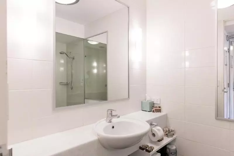 スーペリアスタジオ, St Ives Apartments