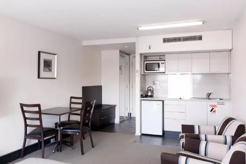 スーペリアスタジオ, St Ives Apartments
