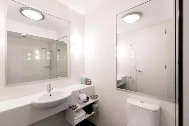 スーペリアスタジオ, St Ives Apartments