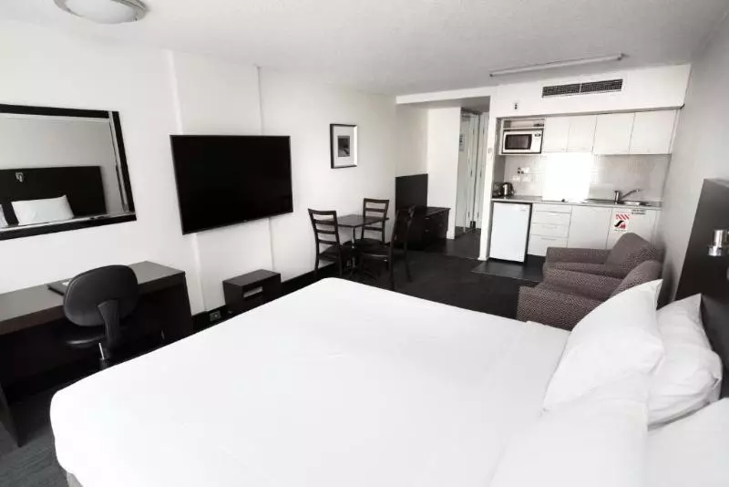 デラックススタジオ, St Ives Apartments