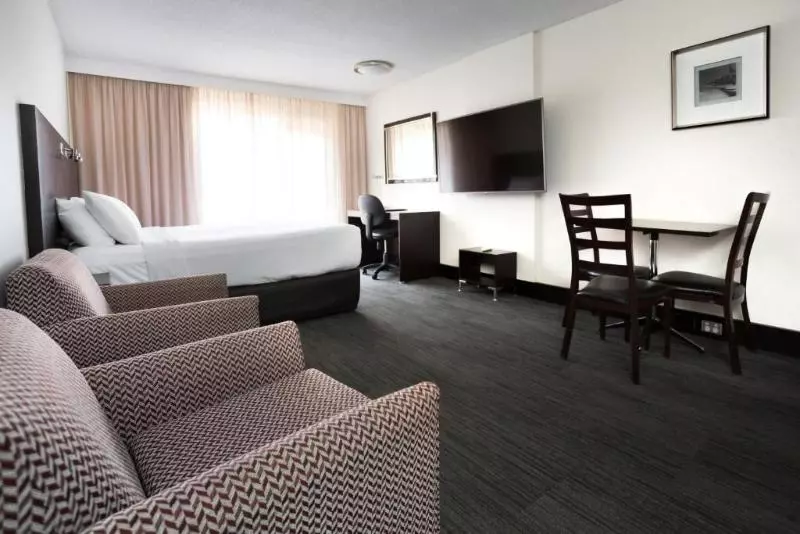 デラックススタジオ, St Ives Apartments