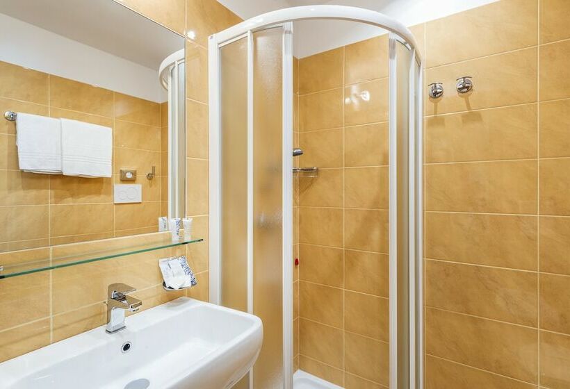 标准单人间, Ascot